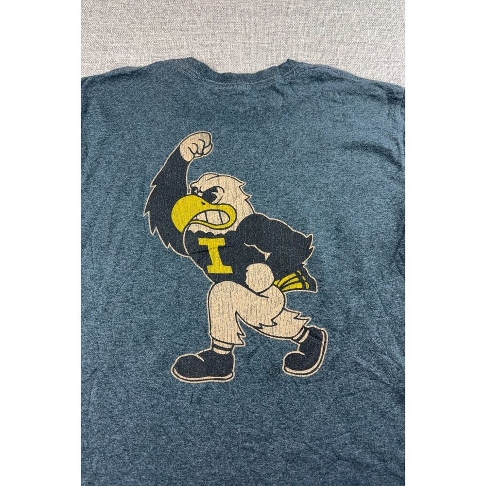 Iowa Hawkeyes T Shirt Mens Small Gray Gildan Herky Mascot NCAA Football